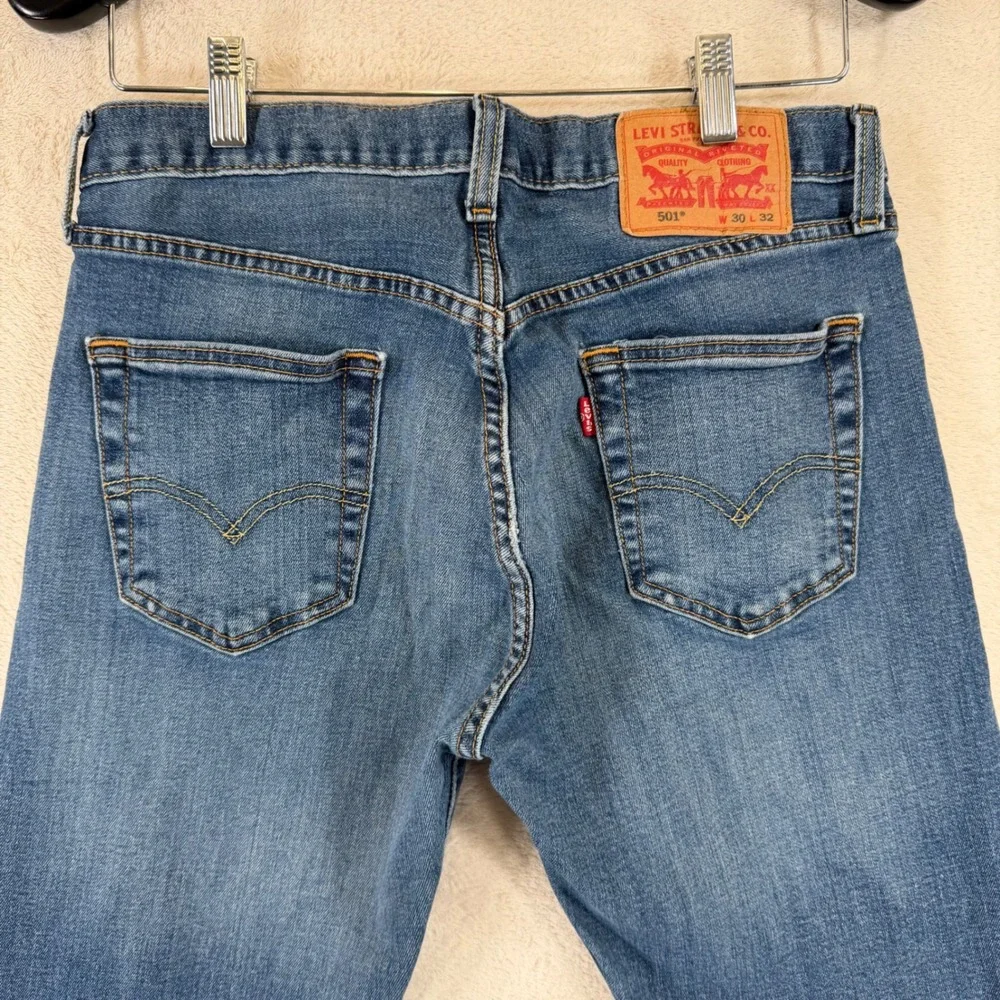 Levis 501 Original Fit Jeans Mens 30x32 Medium Wash Blue Button Fly Straight Leg